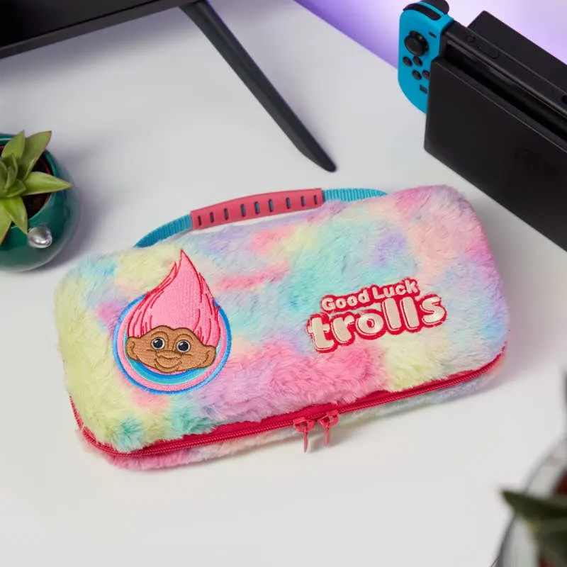 numskull-good-luck-trolls-nintendo-switch-tasche-flauschig-10-spiele image 1