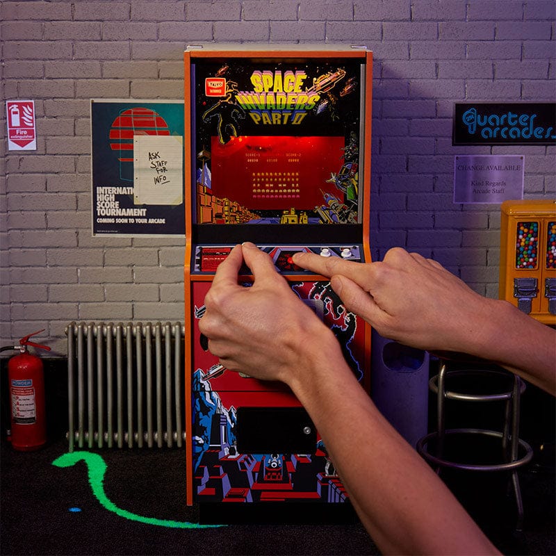 numskull-quarter-arcades-space-invaders-part-ii-automat-mit-hocker image 2