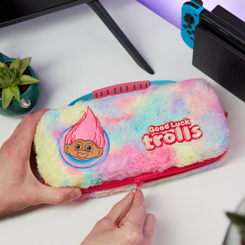 numskull-good-luck-trolls-nintendo-switch-tasche-flauschig-10-spiele image 2