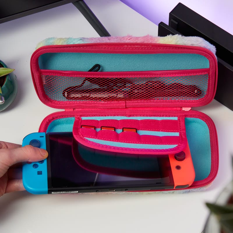 numskull-good-luck-trolls-nintendo-switch-tasche-flauschig-10-spiele image 3