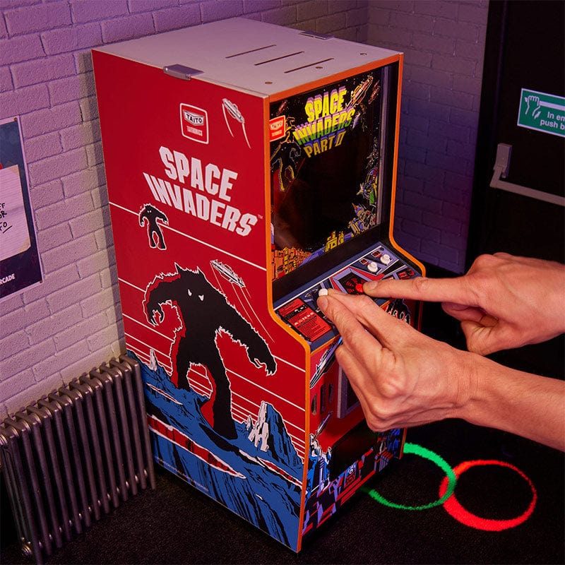 numskull-quarter-arcades-space-invaders-part-ii-automat-mit-hocker image 4